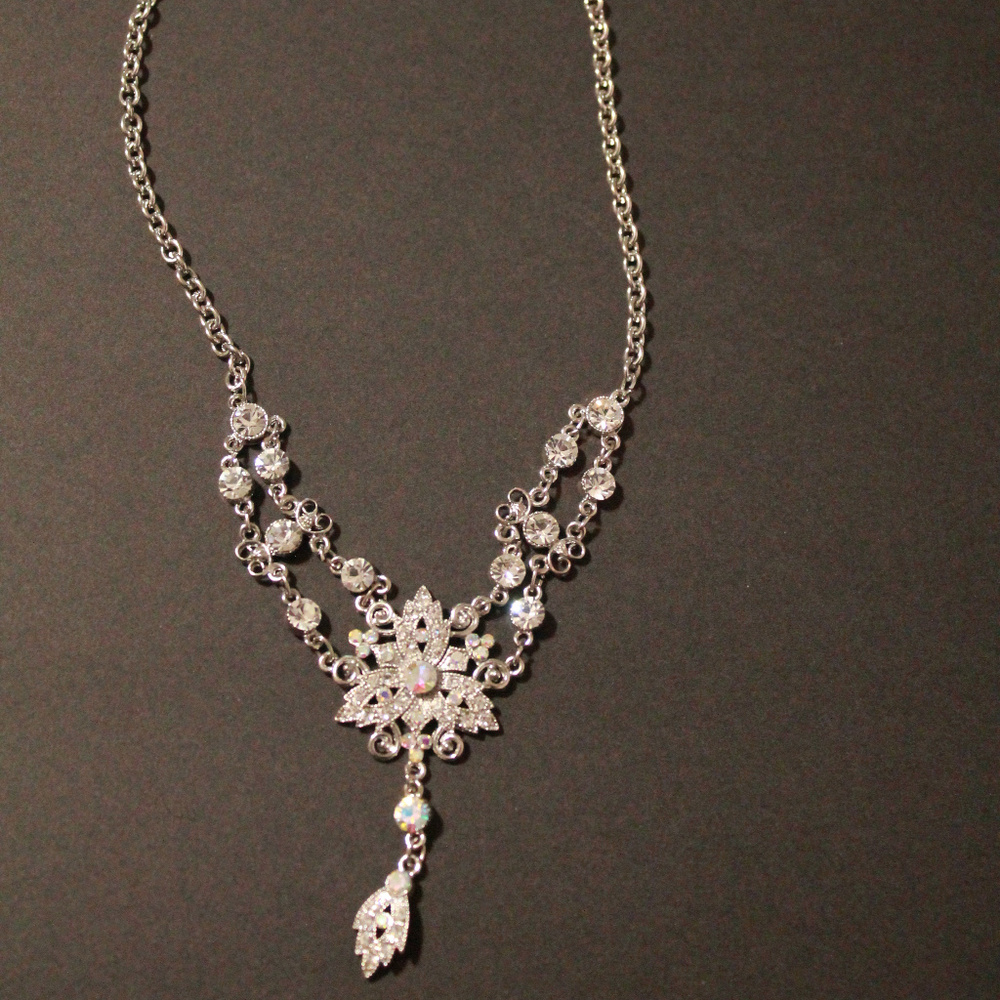 ✨Beautiful Detailed Flower Necklace New